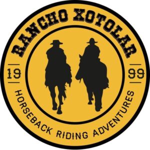 Logotipo de Rancho Xotolar con dos jinetes en silueta en un círculo amarillo y negro.