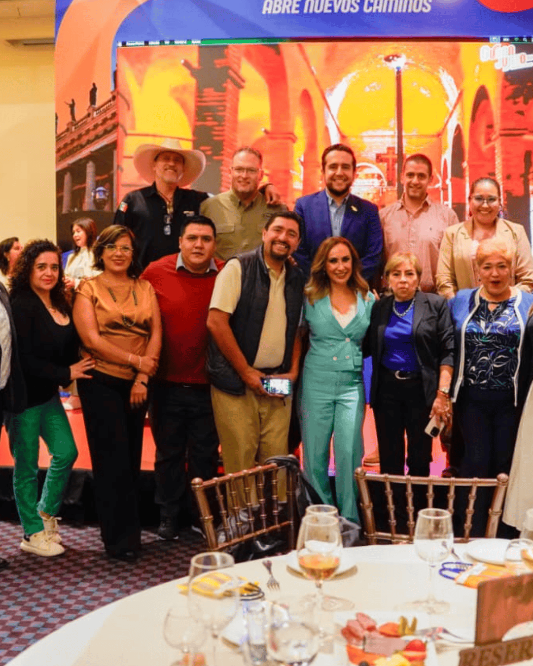 Grupo de personas en evento cultural en Guanajuato durante el Festival de Tradiciones de Vida y Muer.