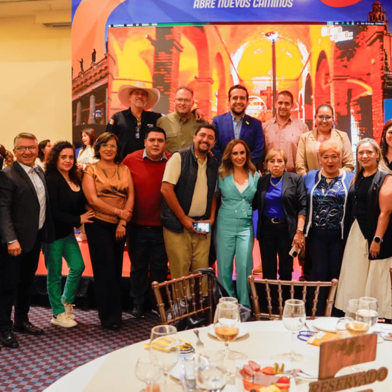 Grupo de personas en evento cultural en Guanajuato durante el Festival de Tradiciones de Vida y Muer.