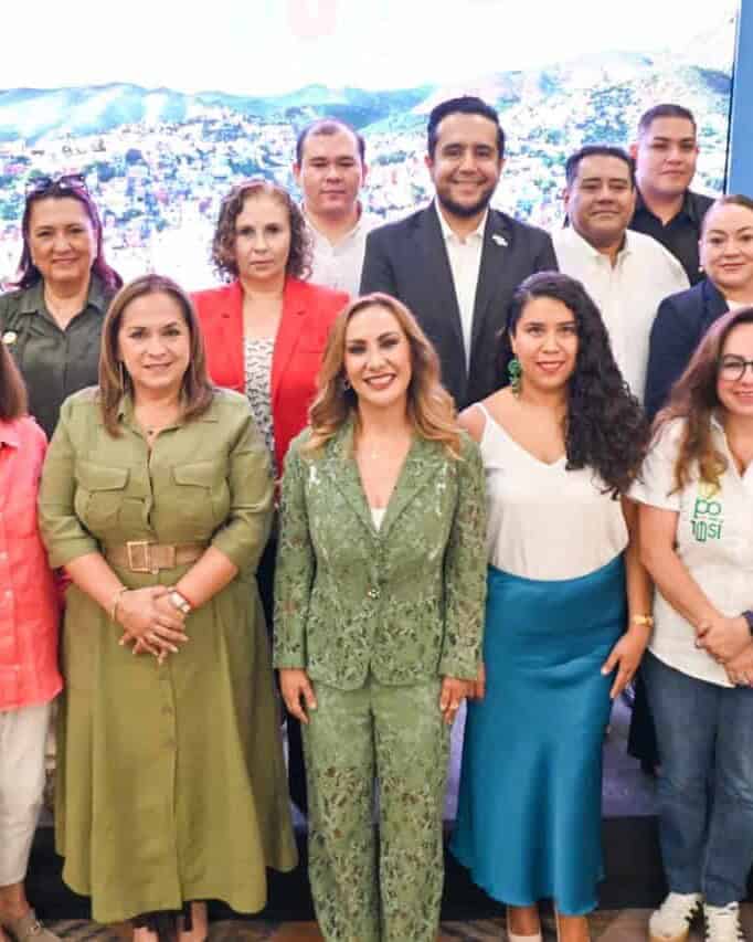 Grupo de personas en evento de turismo en Guanajuato, México.
