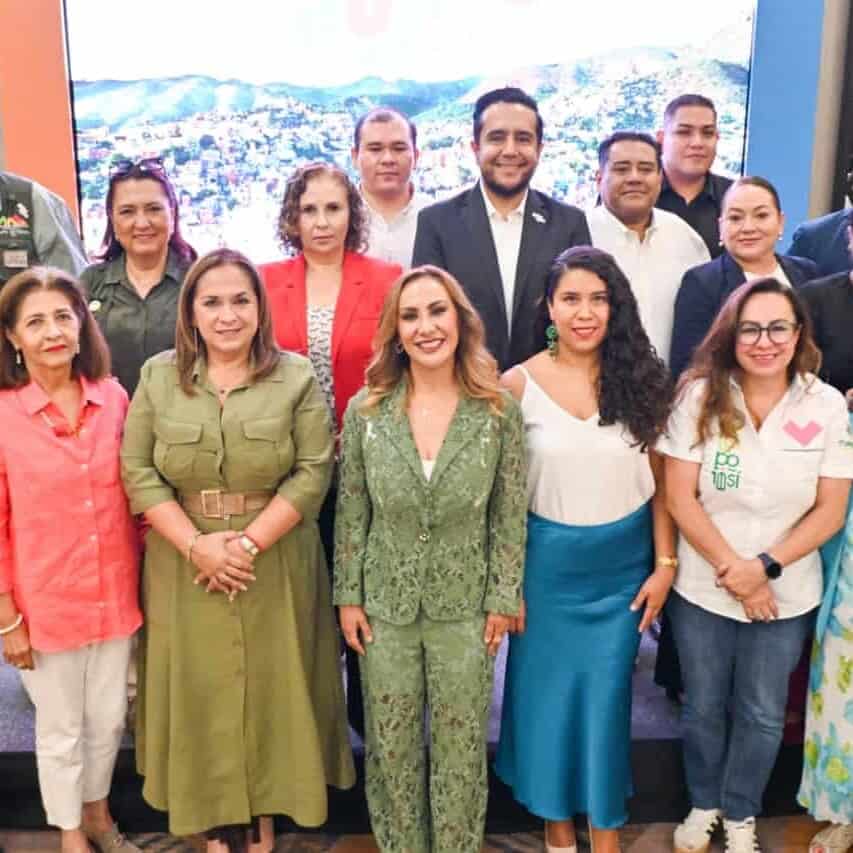 Grupo de personas en evento de turismo en Guanajuato, México.