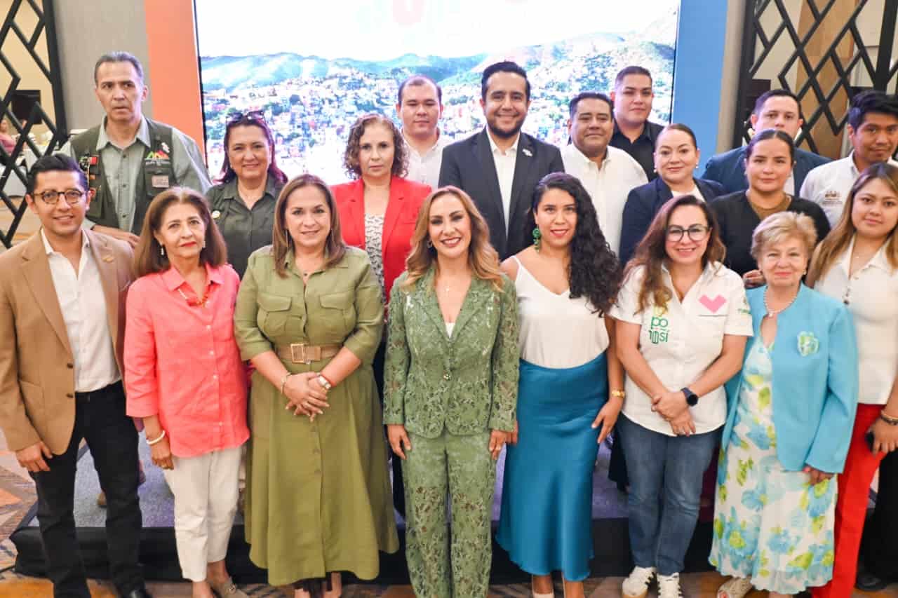 Grupo de personas en evento de turismo en Guanajuato, México.