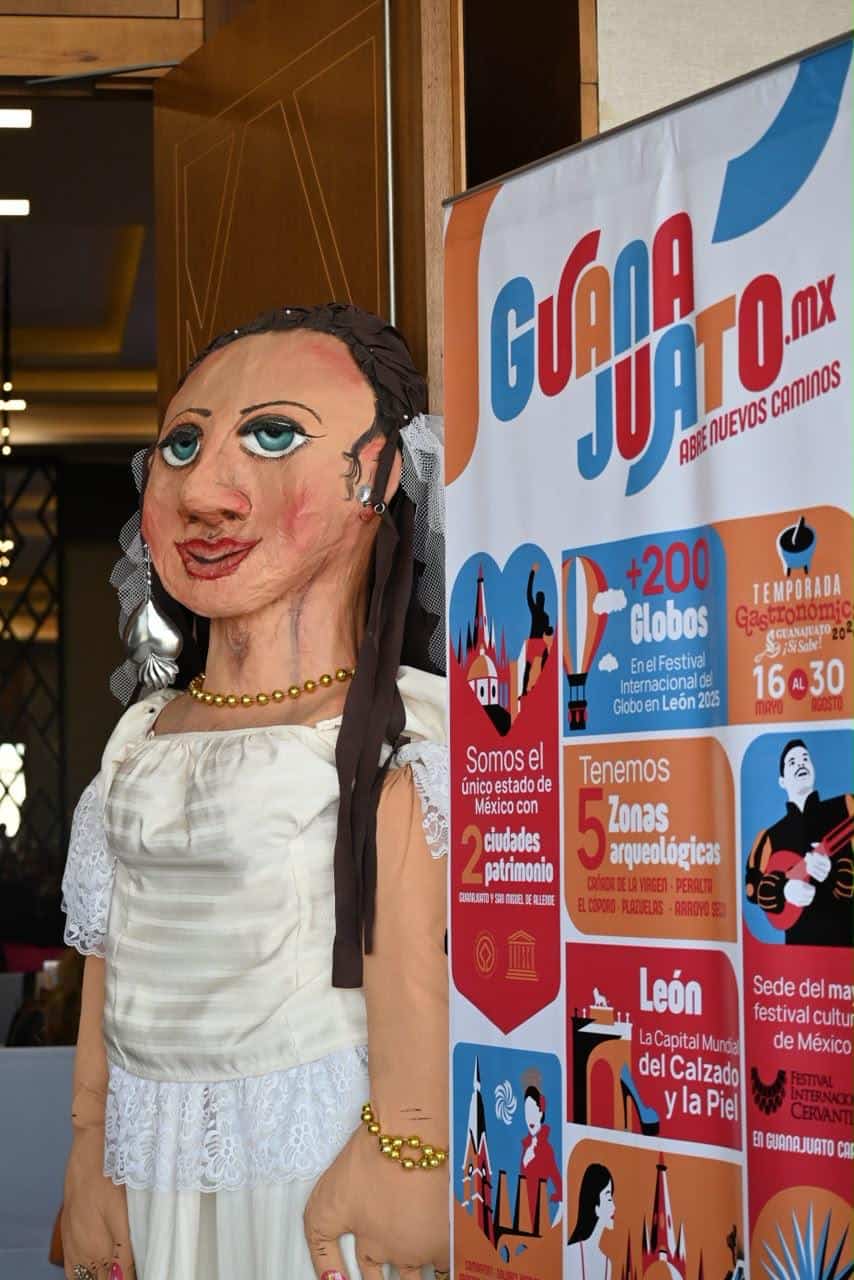 Figura de mujer con m&aacute;scara de papel mach&eacute; en evento cultural en Guanajuato.
