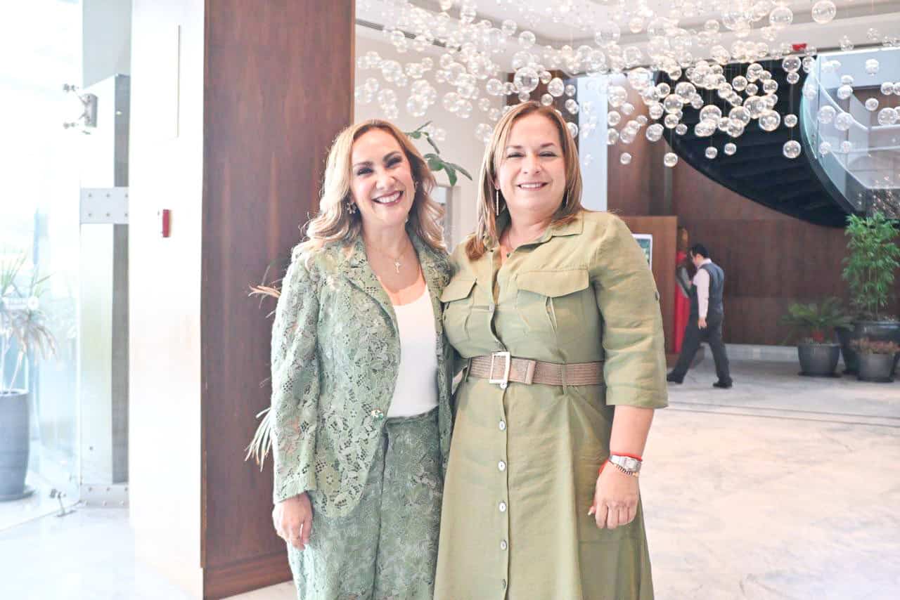 Mujeres sonriendo en evento de turismo en Guanajuato, M&eacute;xico.