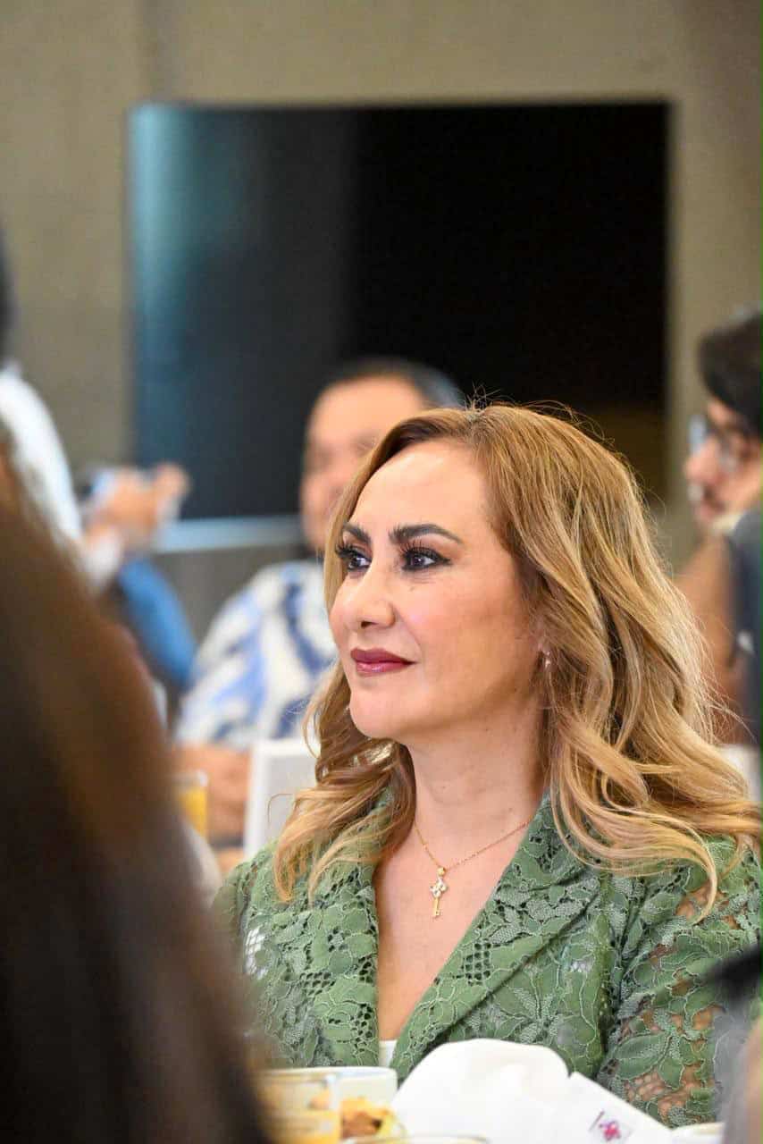 Mujer en evento de turismo en Guanajuato, M&eacute;xico, en un ambiente profesional.