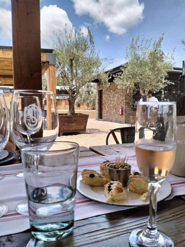 Mesa al aire libre con vino y postres en un ambiente rústico en Guanajuato.