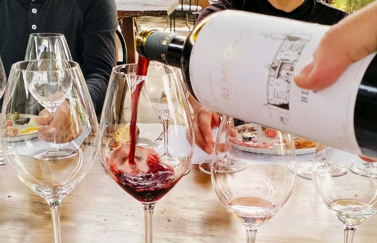 Vino tinto siendo servido en una copa durante una experiencia de turismo en Guanajuato.