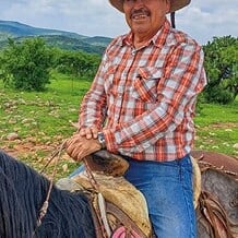 Hombre montando a caballo en Rancho Xotolar, Guanajuato, México.