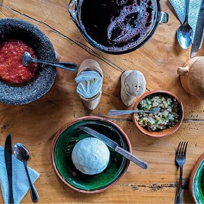 Platos tradicionales mexicanos en Rancho Xotolar, Guanajuato, con ingredientes frescos y coloridos.