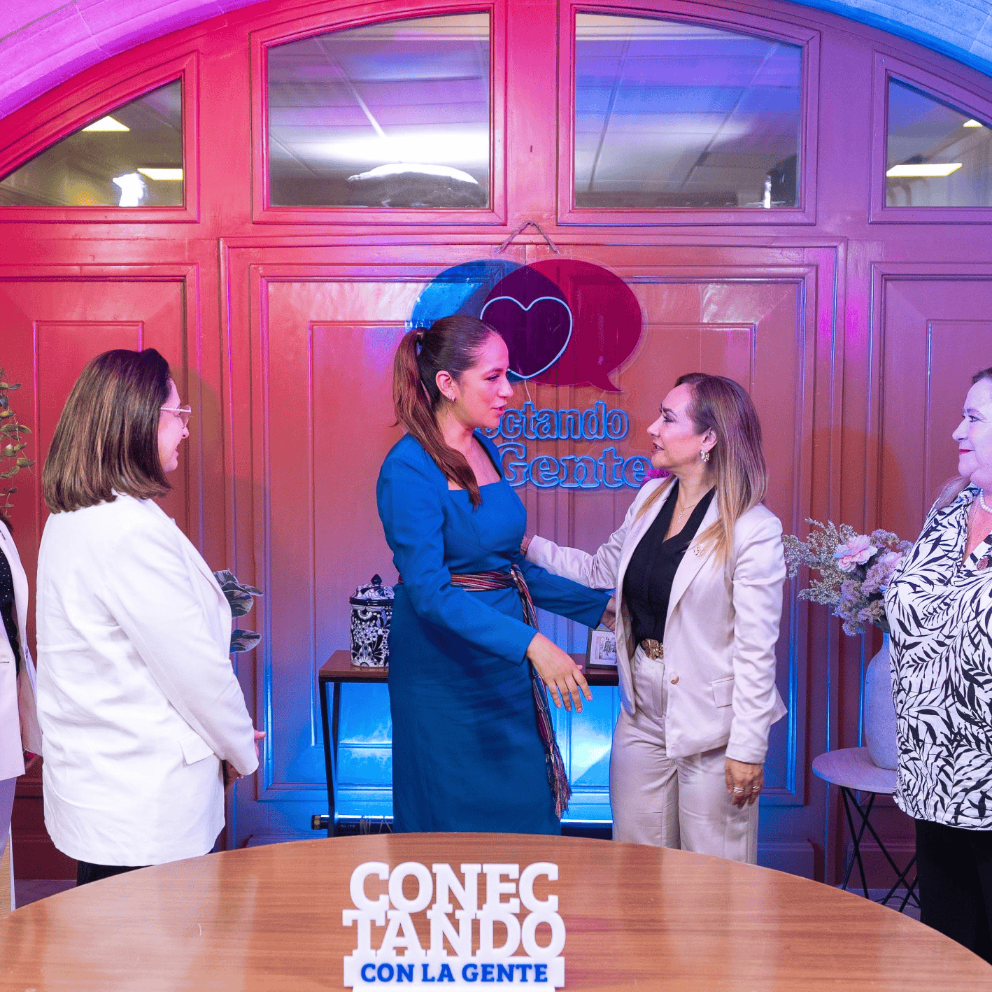 Mujeres en reunión de networking en Guanajuato con ambiente profesional y colorido.
