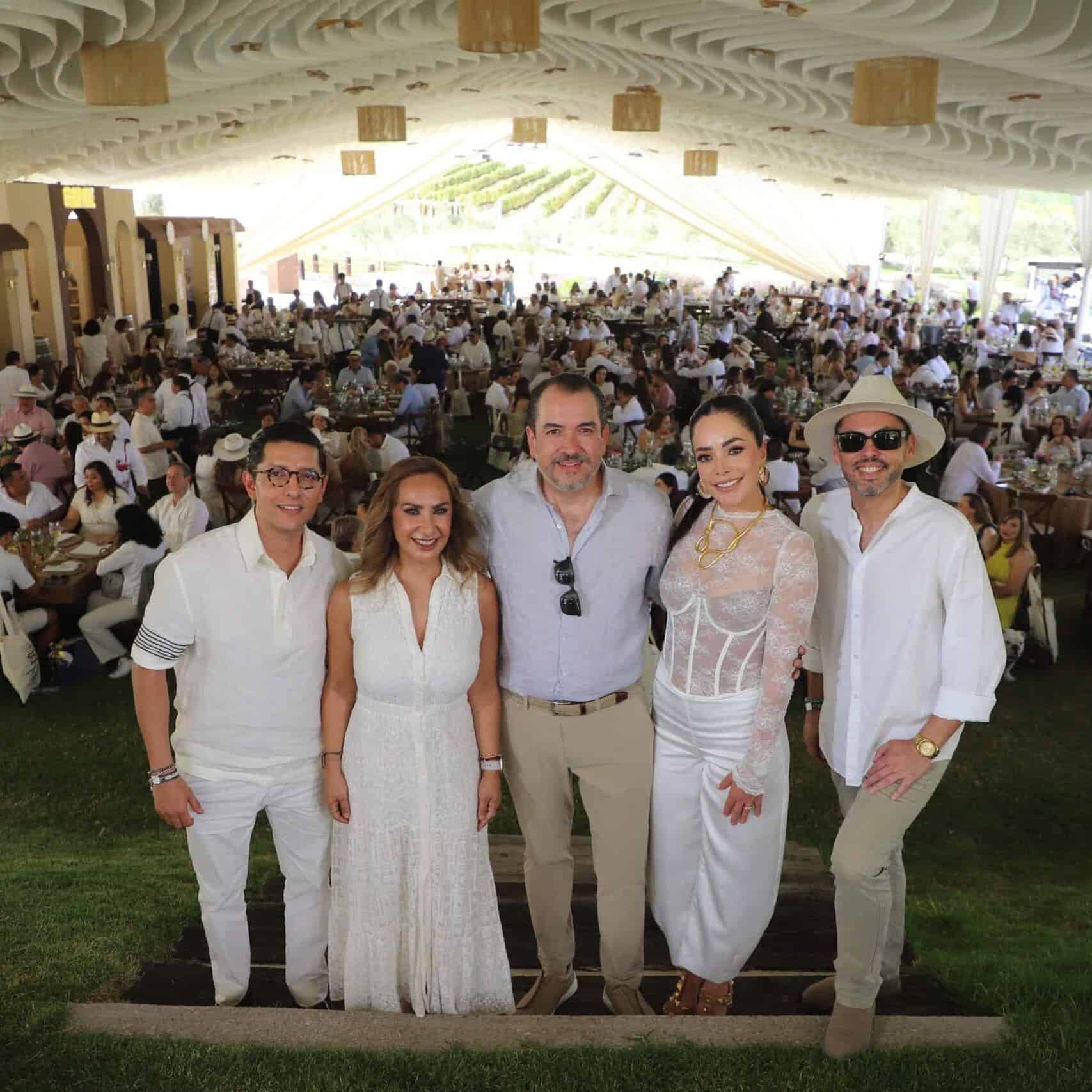 Personas en evento de Vendimias Guanajuato 2026 en un salón amplio y decorado.