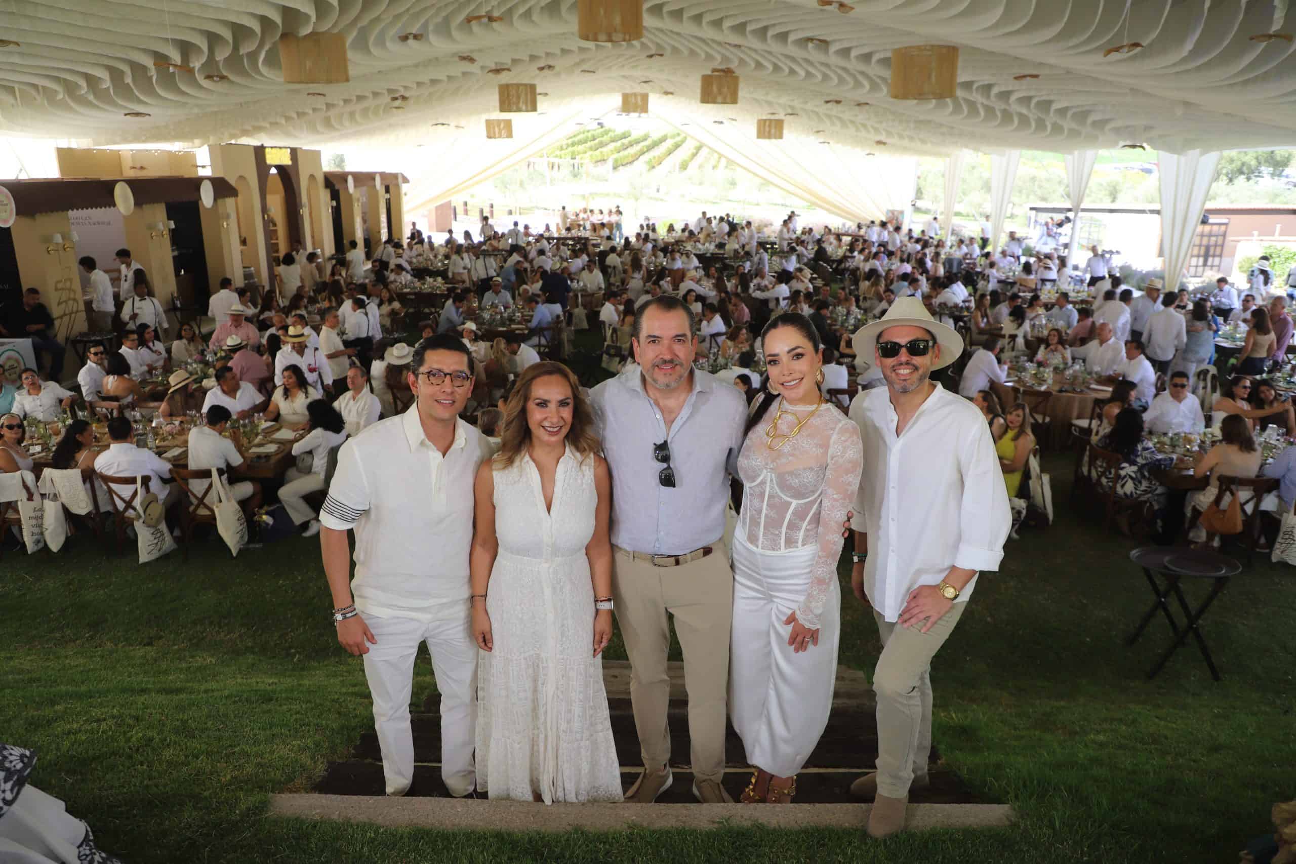 Personas en evento de Vendimias Guanajuato 2026 en un salón amplio y decorado.