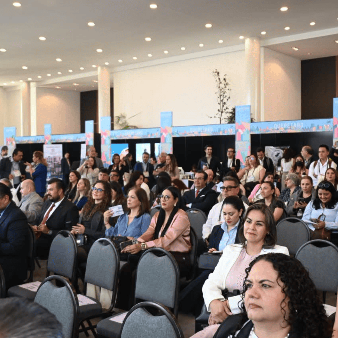 Participantes en conferencia de reuniones en Guanajuato, destino destacado para congresos.