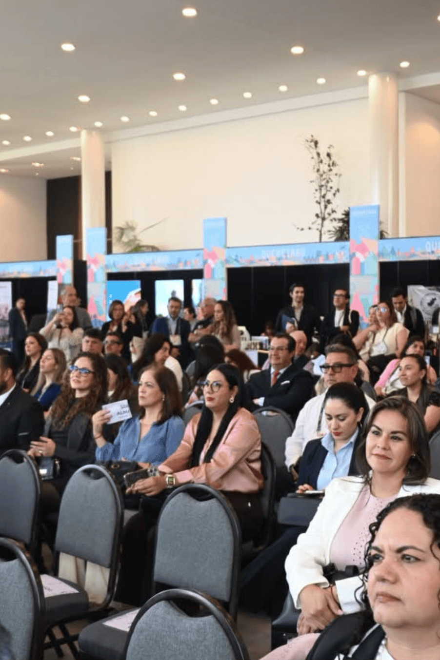 Participantes en conferencia de reuniones en Guanajuato, destino destacado para congresos.