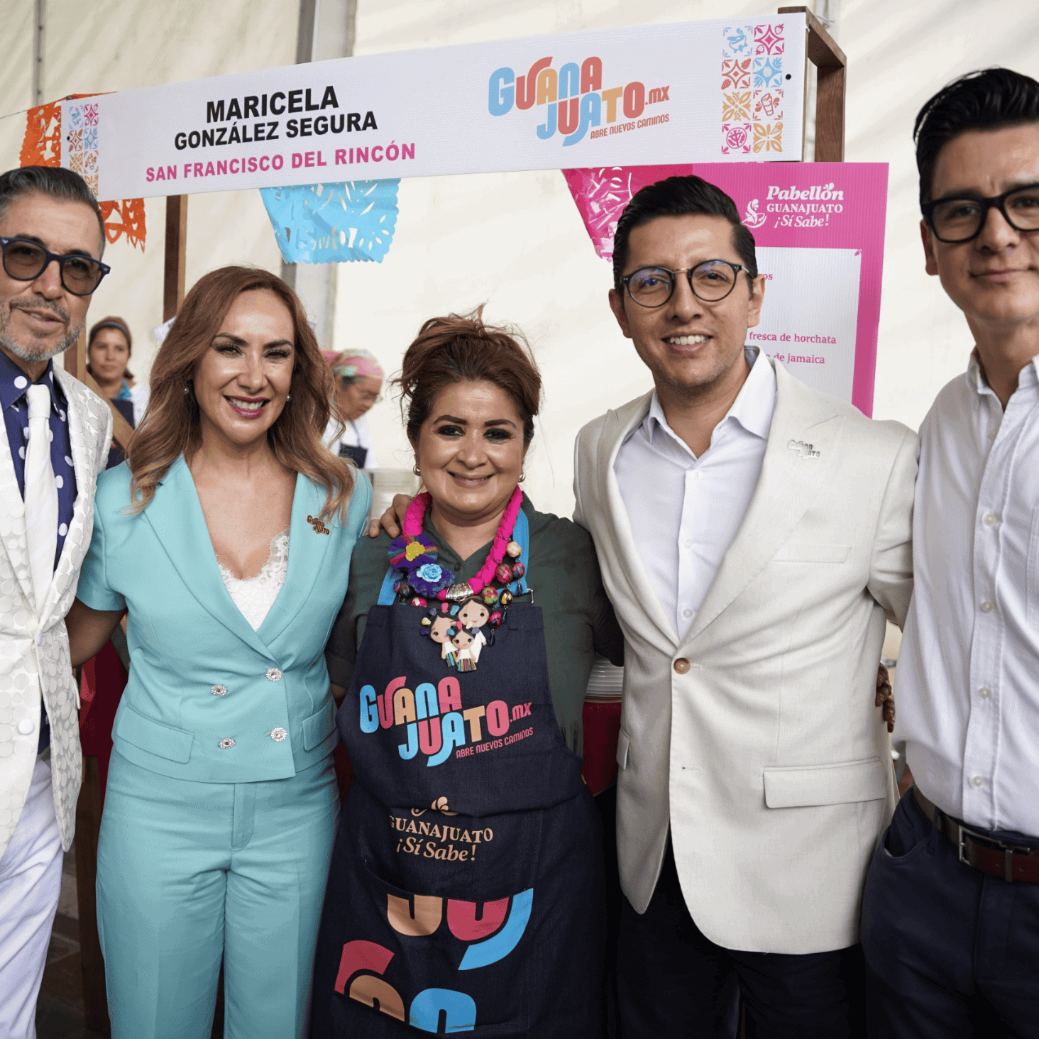 Grupo de personas en evento de turismo en Guanajuato, México.