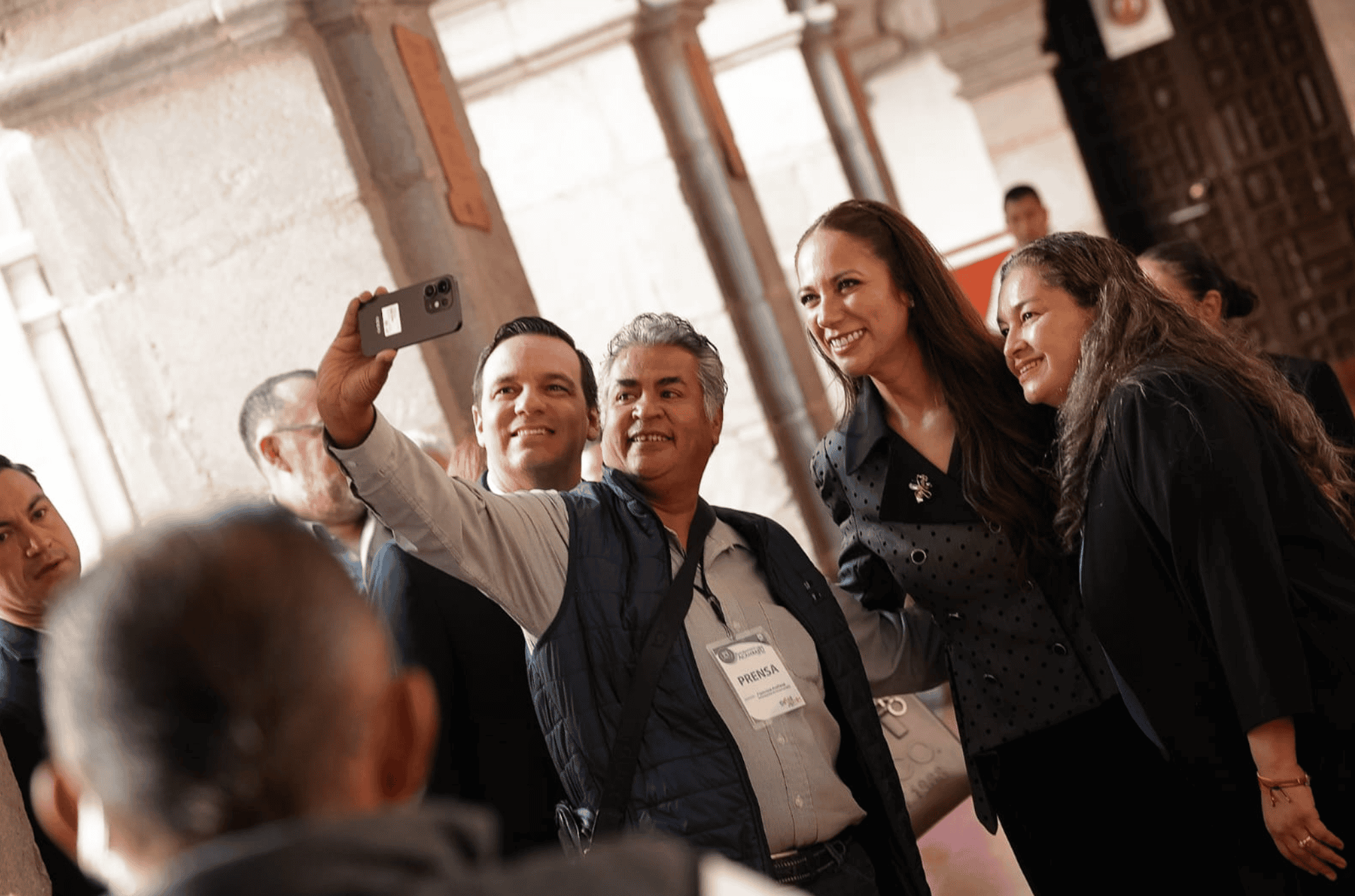 Grupo de personas tomando selfie en evento cultural en Guanajuato.