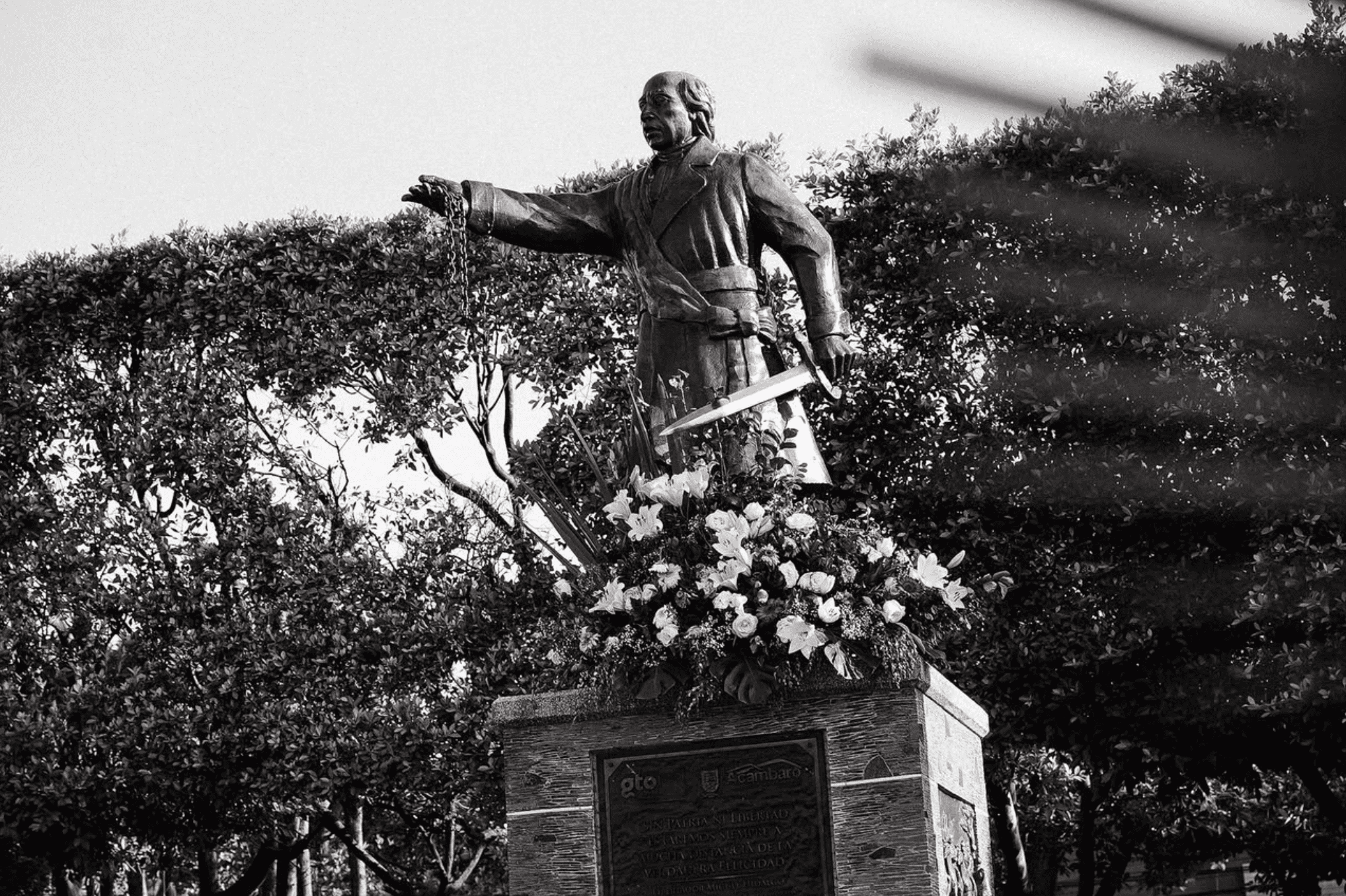 Estatua de Don Miguel Hidalgo en un parque de Guanajuato, México.
