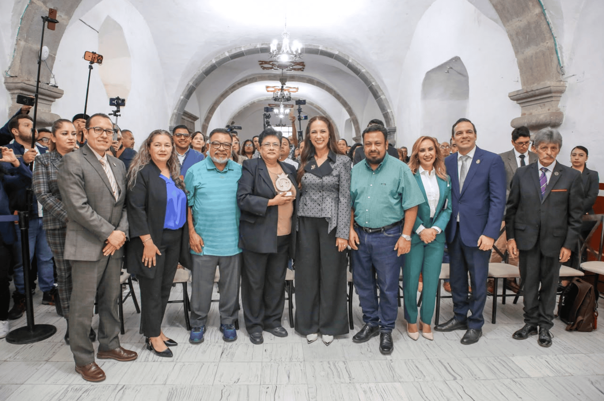 Grupo de personas en evento con arquitectura colonial en Guanajuato.