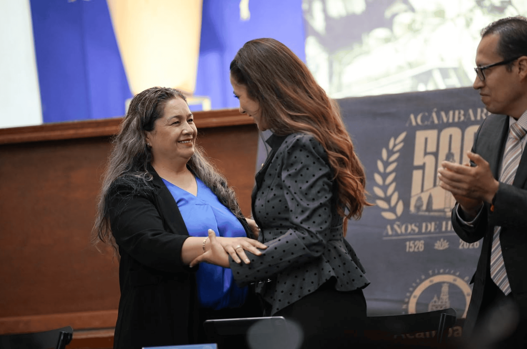 Mujeres en ceremonia conmemorativa en Acámbaro, Guanajuato.