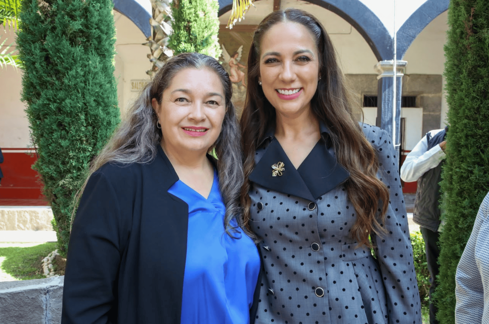 Dos mujeres sonriendo en evento cultural en Guanajuato, México.
