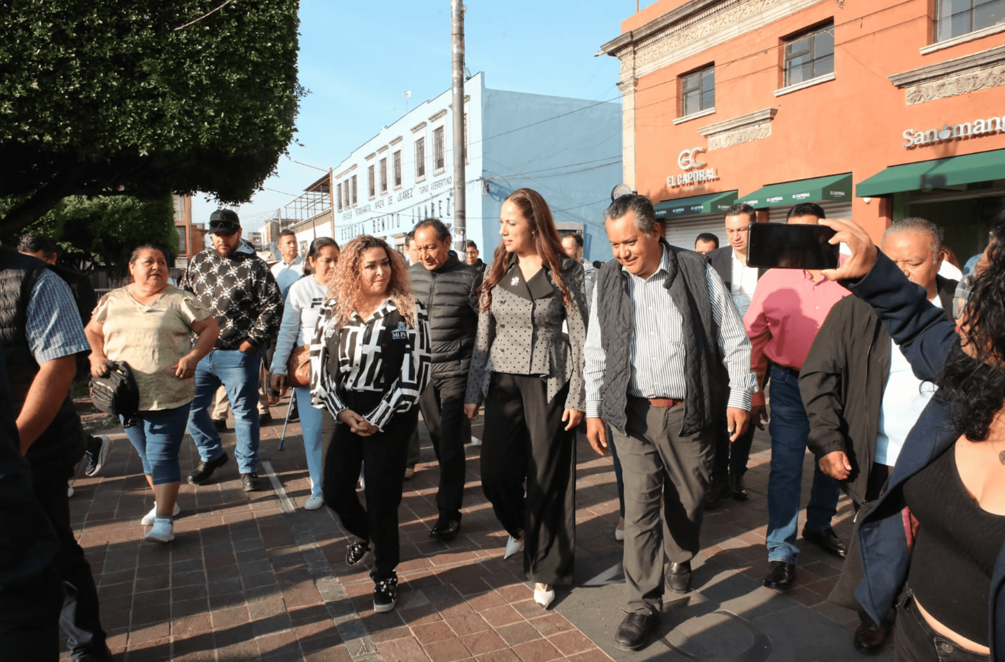 Autoridades y ciudadanos en evento conmemorativo en Acámbaro, Guanajuato.