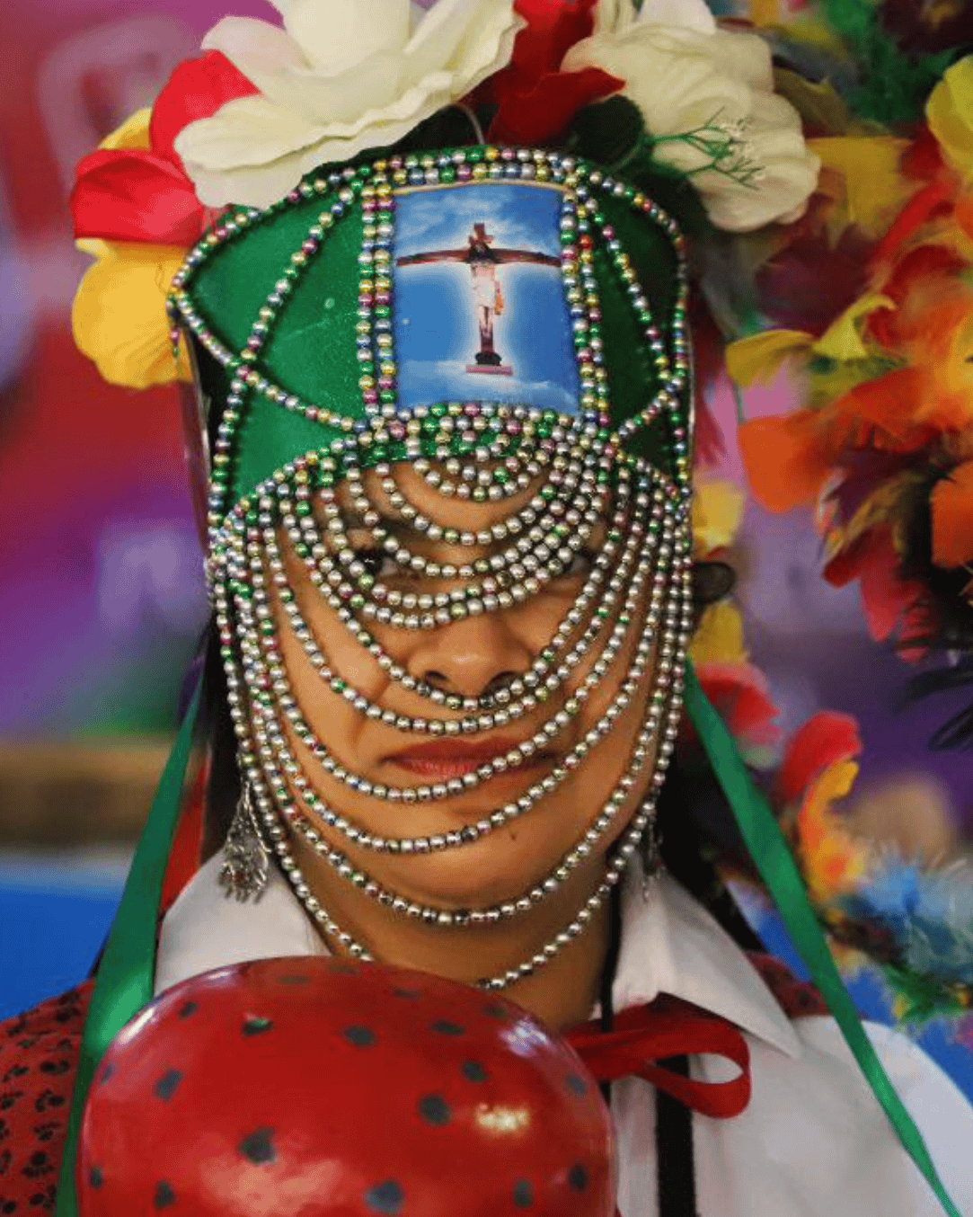 Persona con vestimenta tradicional y accesorios coloridos en Guanajuato.