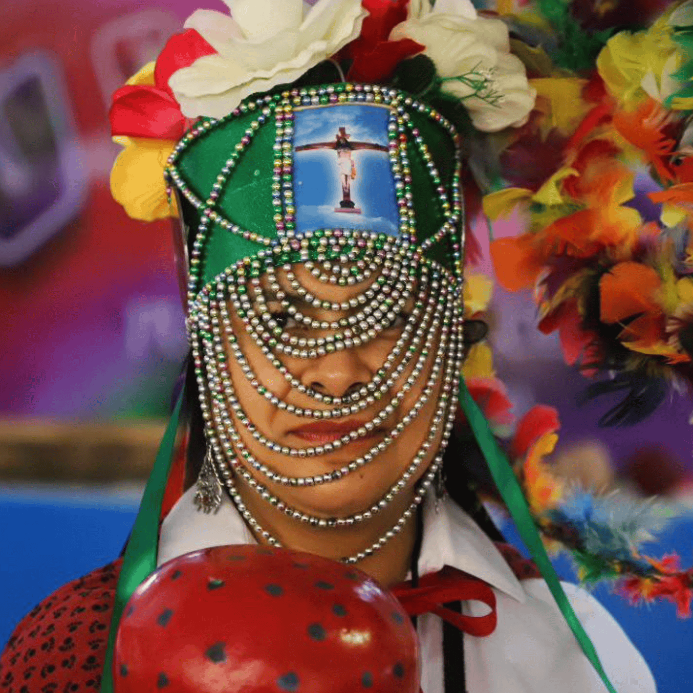 Persona con vestimenta tradicional y accesorios coloridos en Guanajuato.