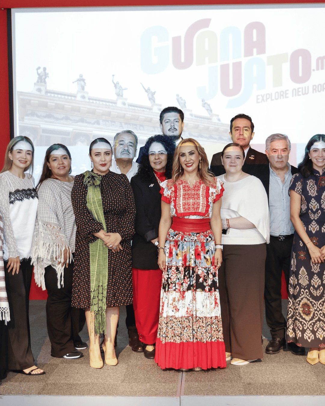 Grupo de personas en evento de promoción turística en Japón con bandera de Guanajuato.