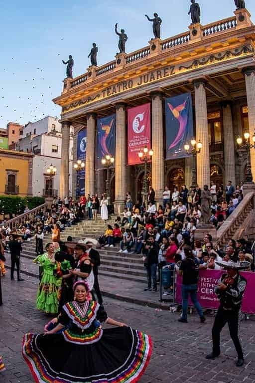 Espectáculo cultural en la plaza principal de Guanajuato durante octubre.