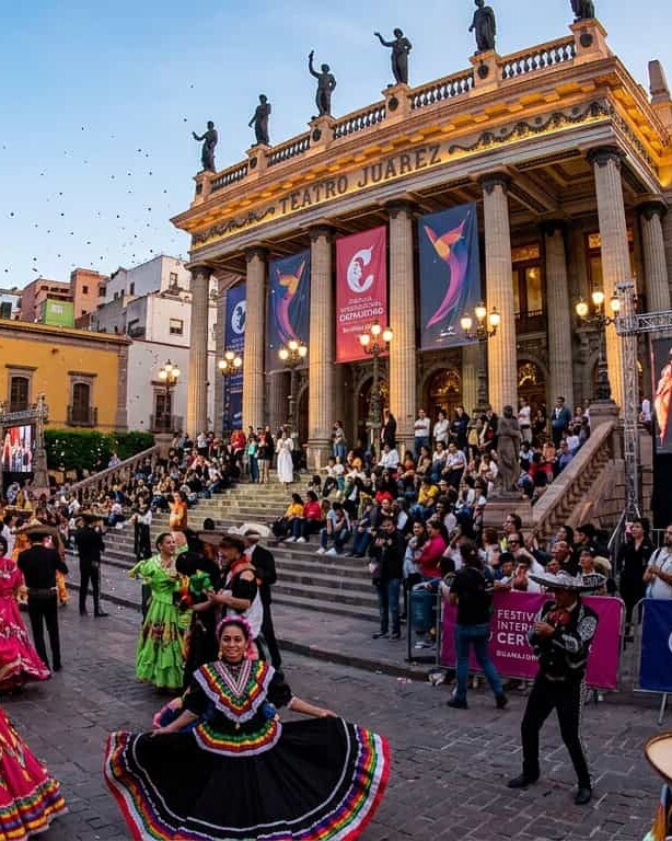 Espectáculo cultural en la plaza principal de Guanajuato durante octubre.