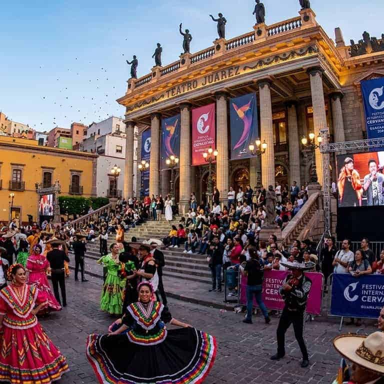 Espectáculo cultural en la plaza principal de Guanajuato durante octubre.