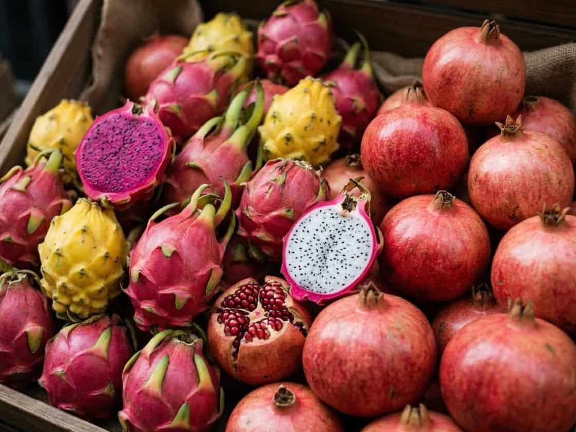 Frutas tradicionales de Guanajuato: granadas, pitahayas y granos de granada.
