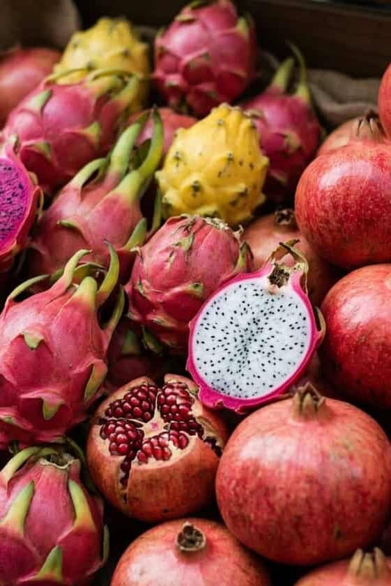 Frutas tradicionales de Guanajuato: granadas, pitahayas y granos de granada.