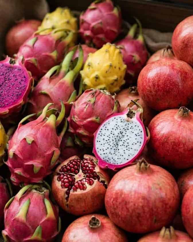 Frutas tradicionales de Guanajuato: granadas, pitahayas y granos de granada.