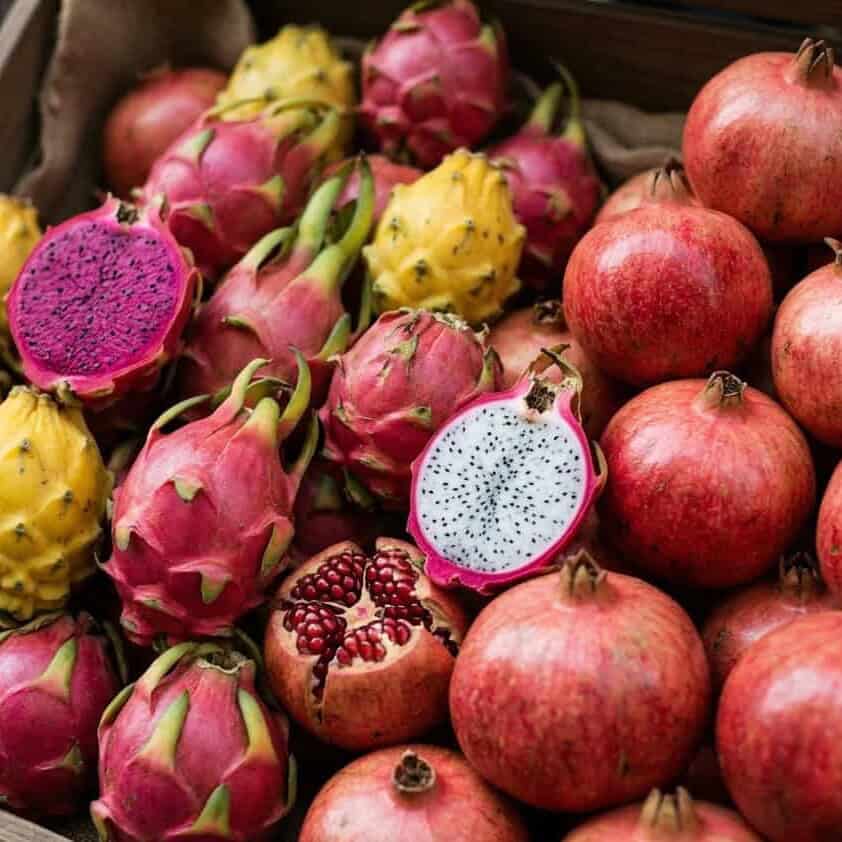 Frutas tradicionales de Guanajuato: granadas, pitahayas y granos de granada.