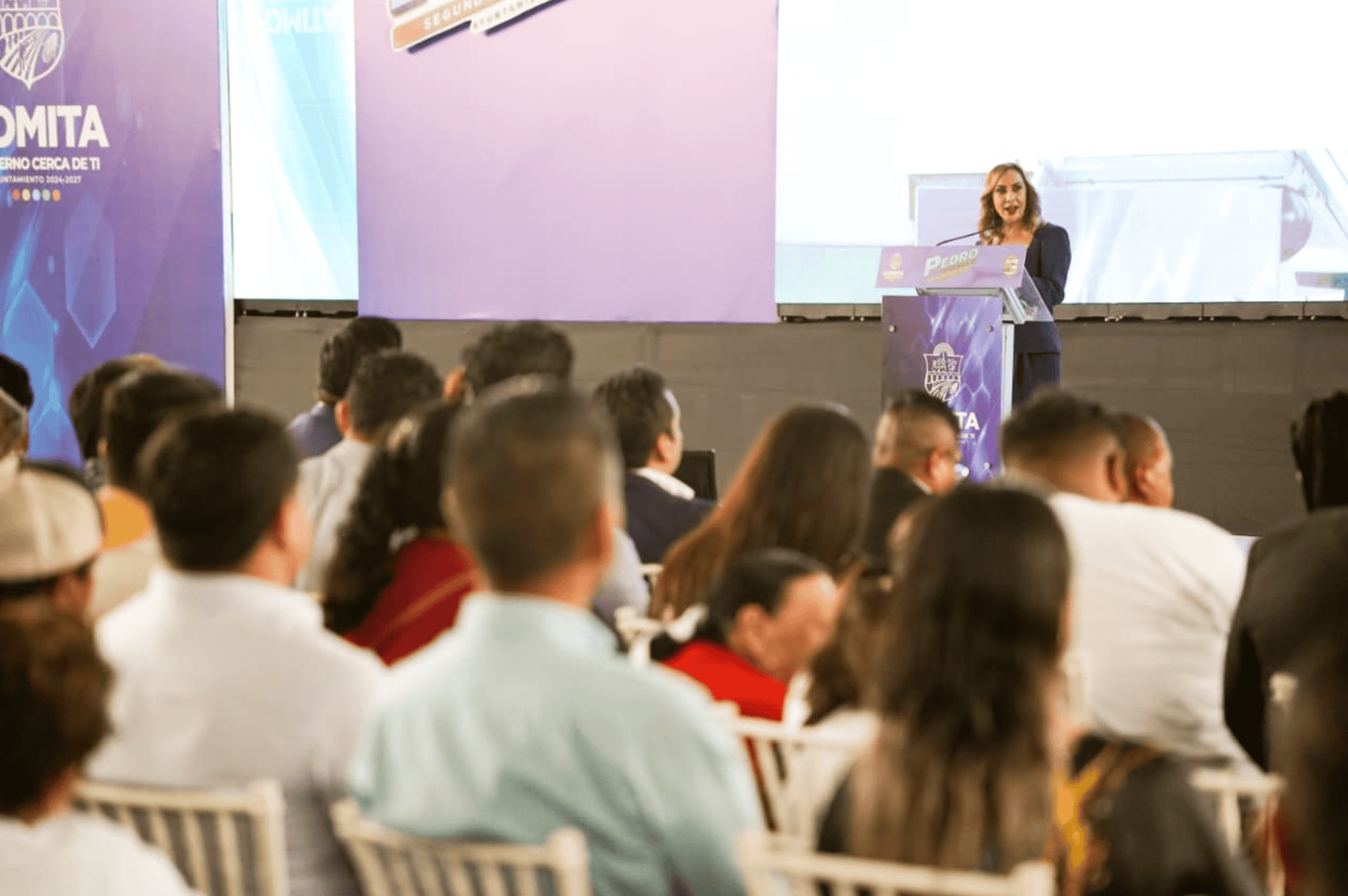 Conferencia sobre turismo en Romita con audiencia atenta.