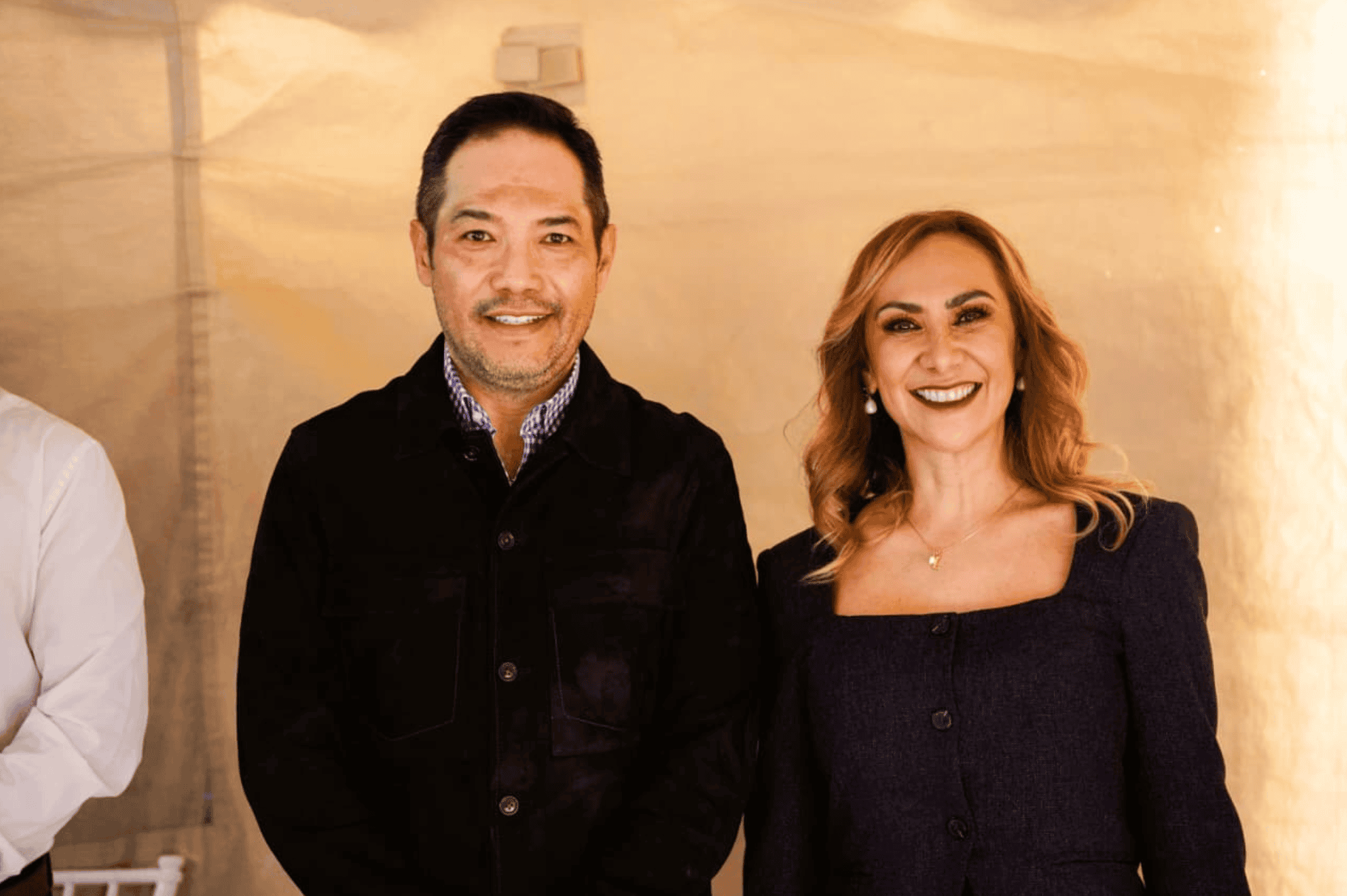 Hombre y mujer sonriendo en evento turístico en Guanajuato.