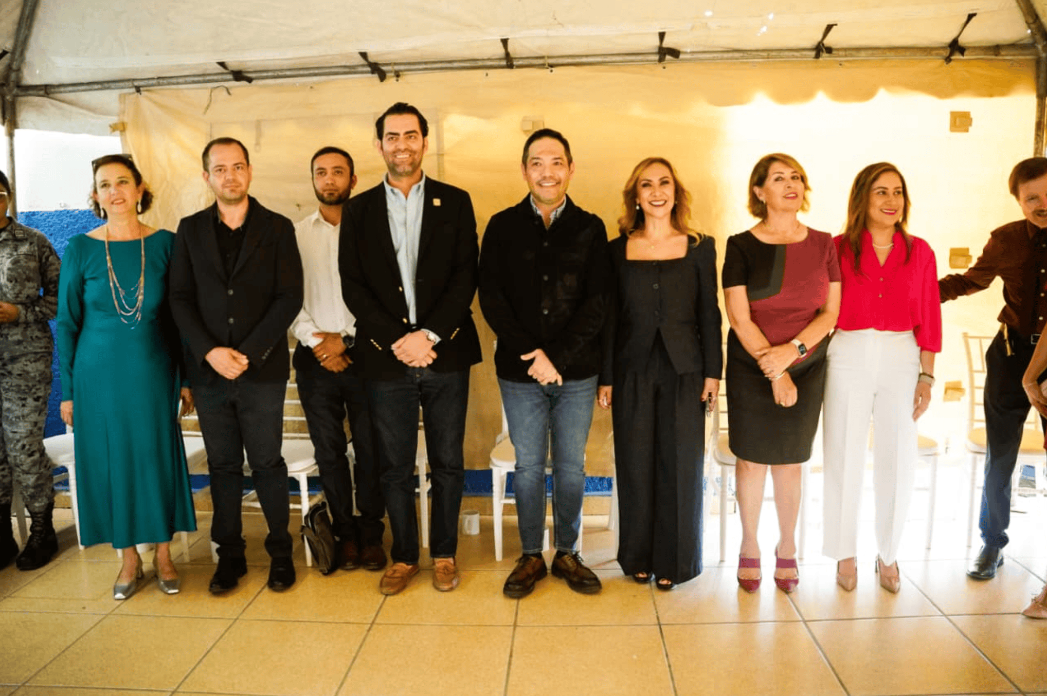 Grupo de autoridades y empresarios en evento turístico en Romita, Guanajuato.