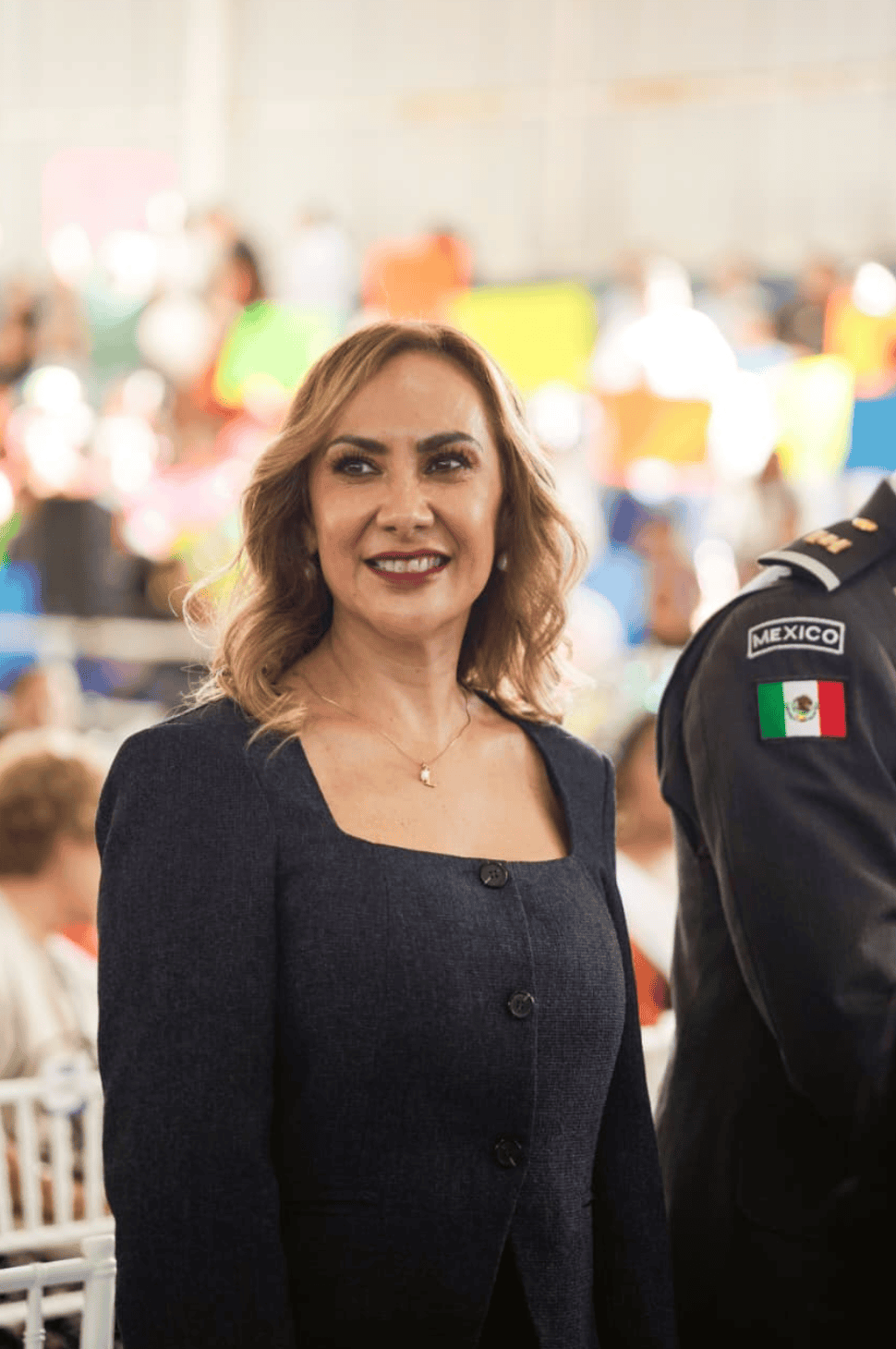 Mujer en evento turístico en Guanajuato, promoviendo el turismo local.