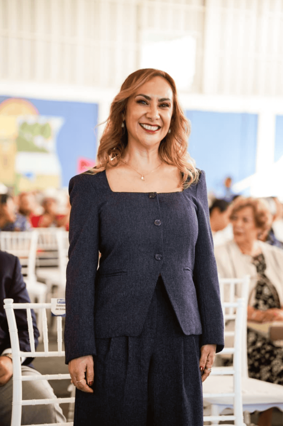 Mujer sonriente en evento turístico en Guanajuato, promoviendo el turismo local.