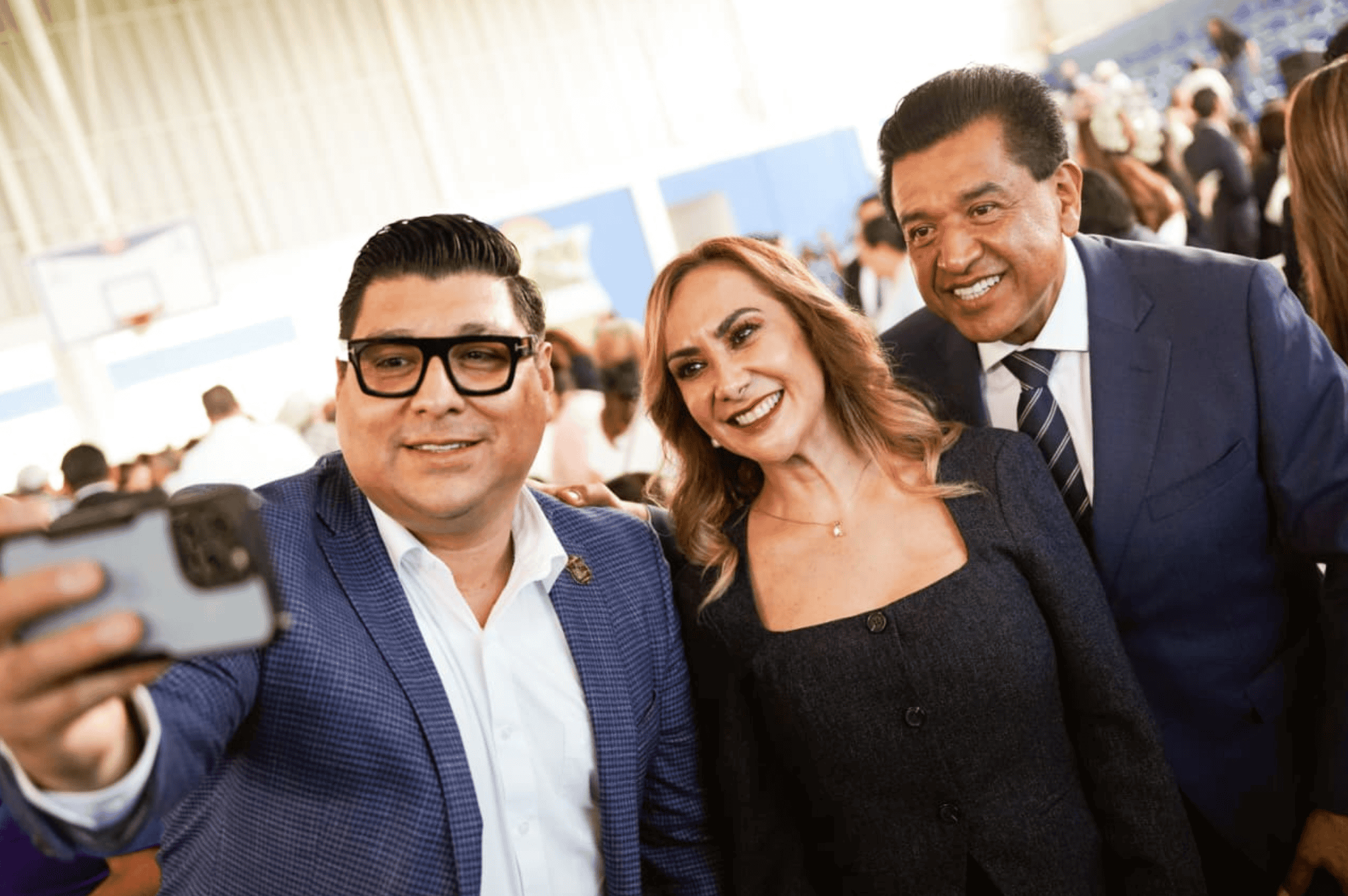 Hombres y mujer toman selfie en evento turístico en Guanajuato.