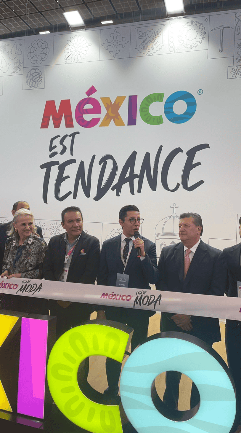 Representantes en evento de promoción turística de México en Francia.