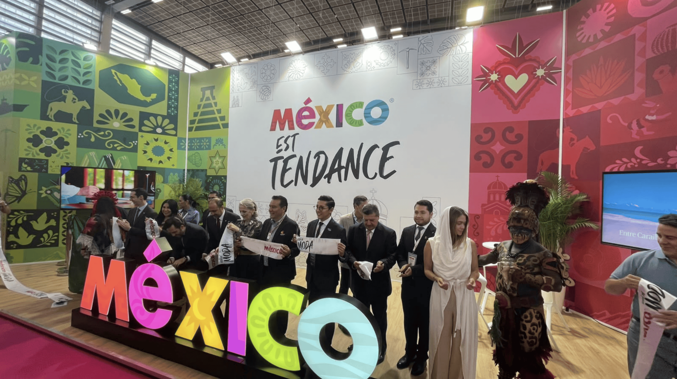 Participantes en evento turístico de Guanajuato en Francia con cartel de México y cultura.