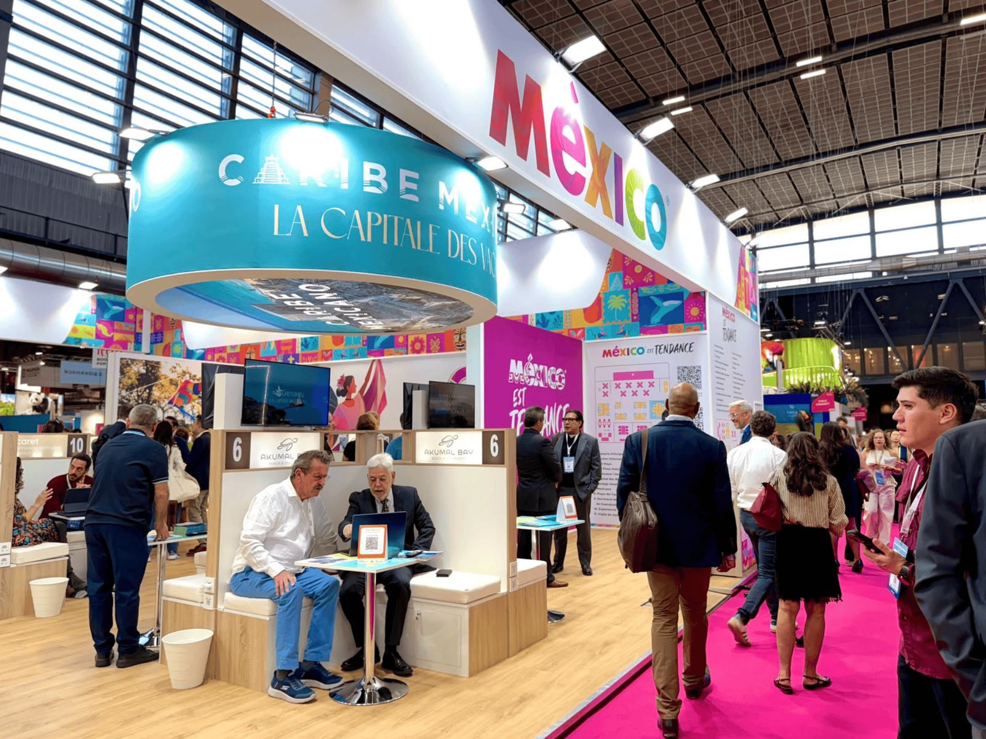 Promoción turística de Guanajuato en feria internacional en Francia.