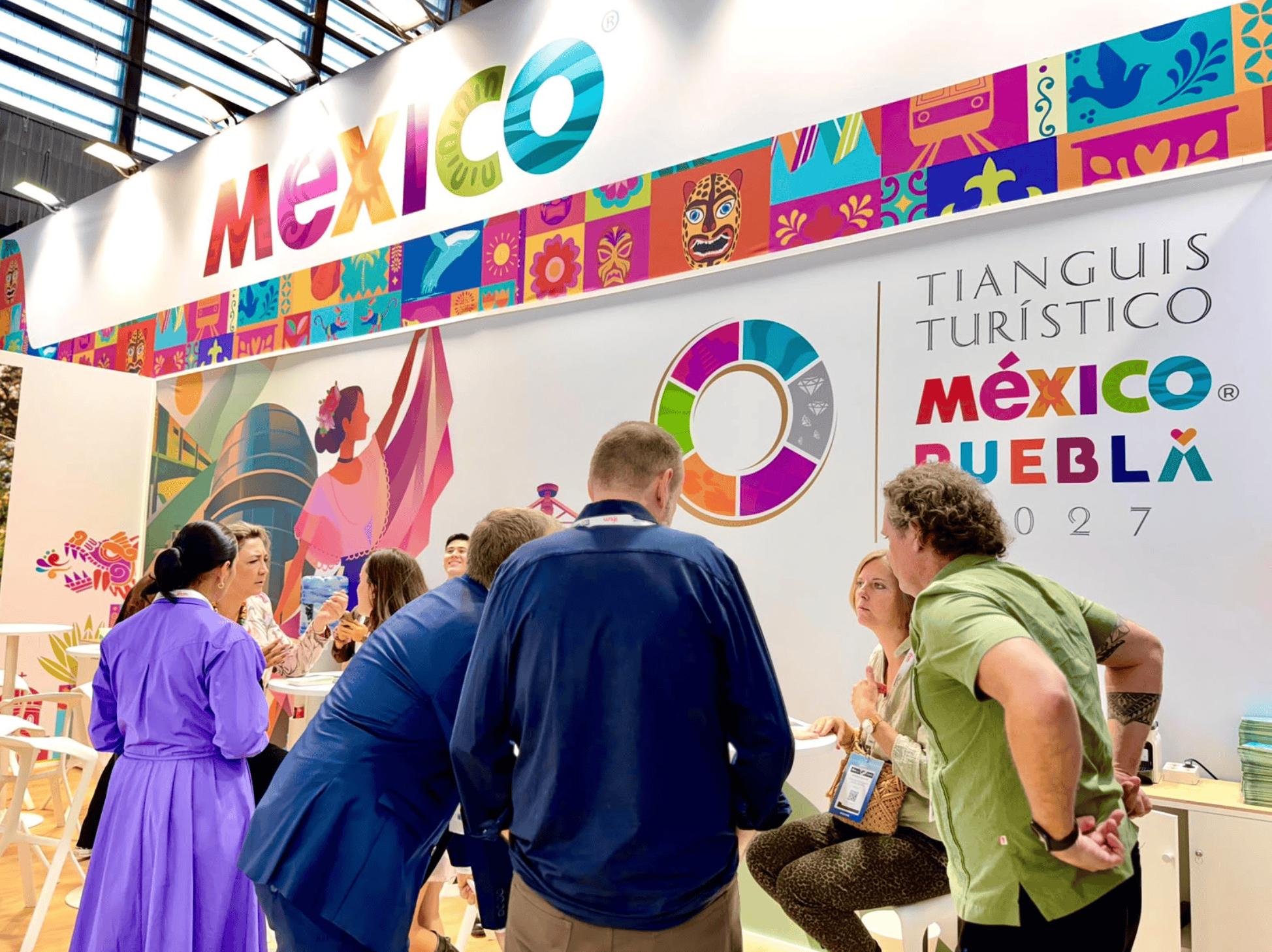 Visitantes en stand de turismo de México en Tianguis Turístico 2023 en Francia.