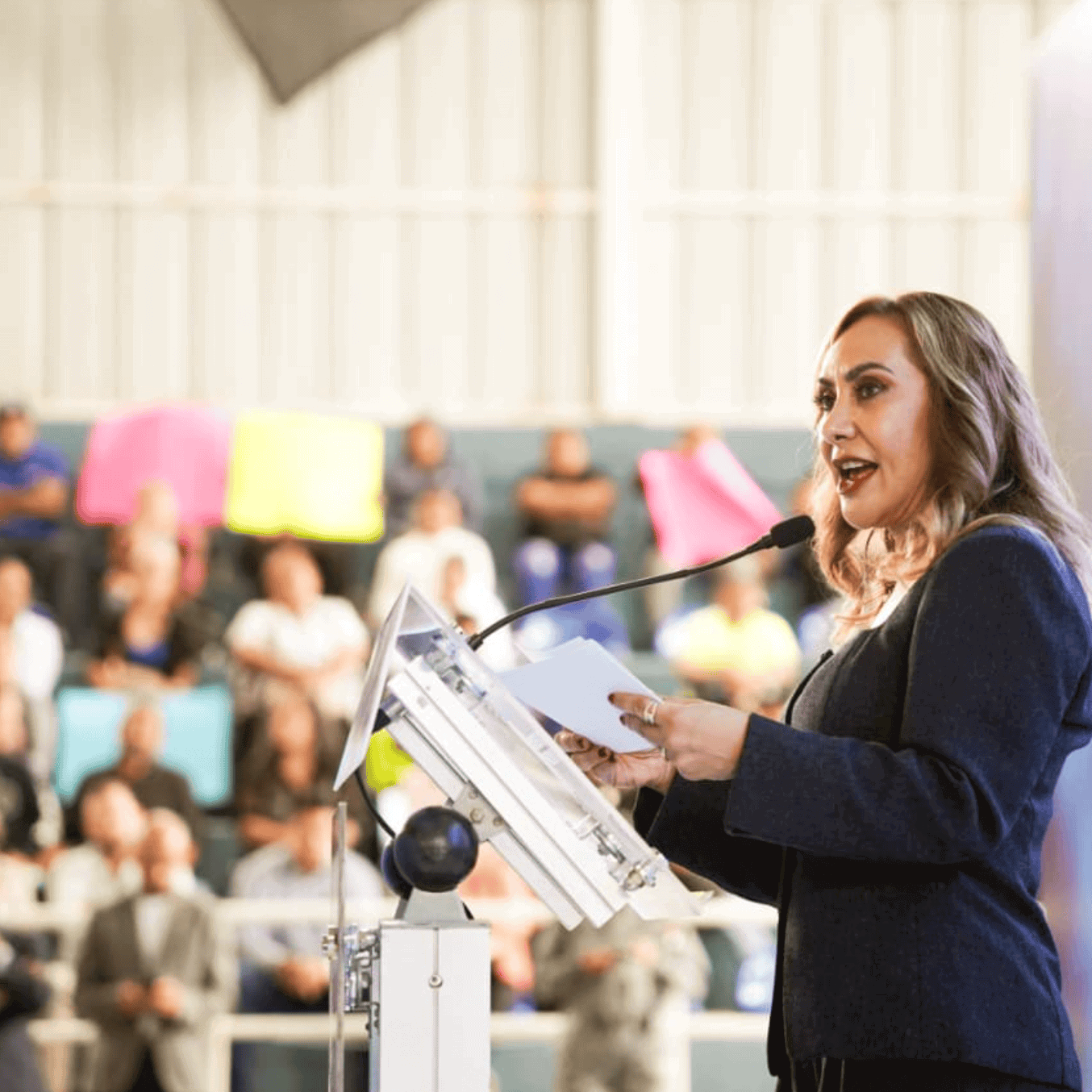 Mujer dando discurso en evento turístico en Guanajuato, México.