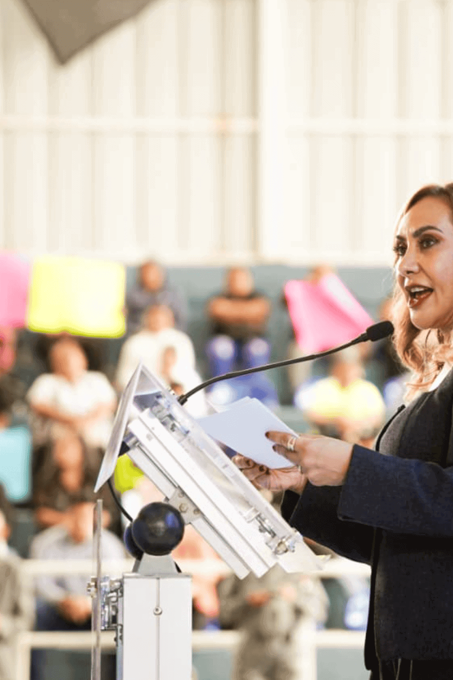Mujer dando discurso en evento turístico en Guanajuato, México.
