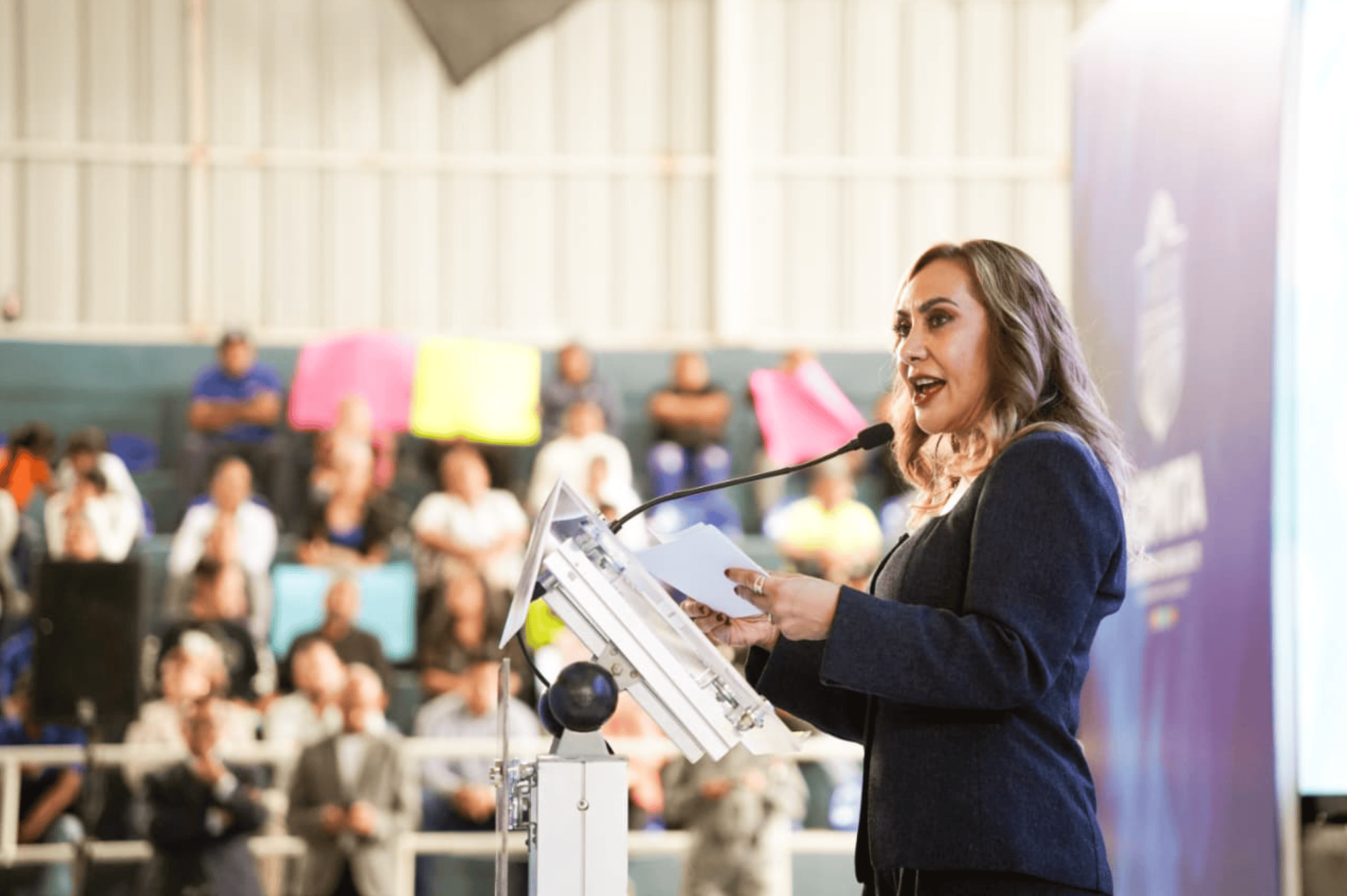 Mujer dando discurso en evento turístico en Guanajuato, México.