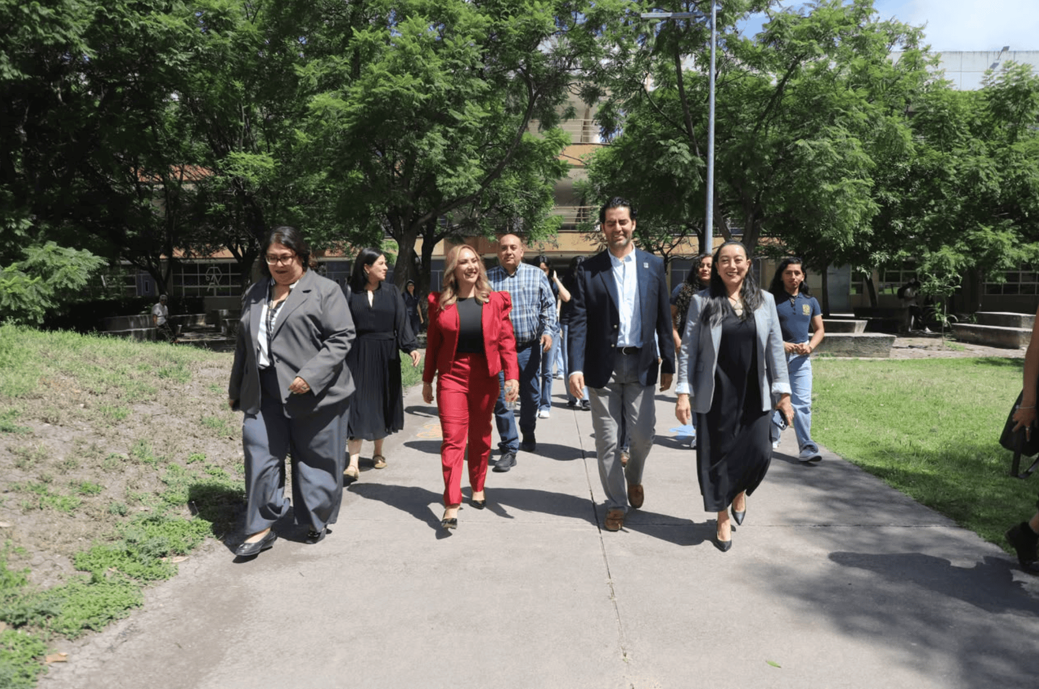 Autoridades y académicos en recorrido por el Laboratorio de Turismo y Desarrollo Sostenible.