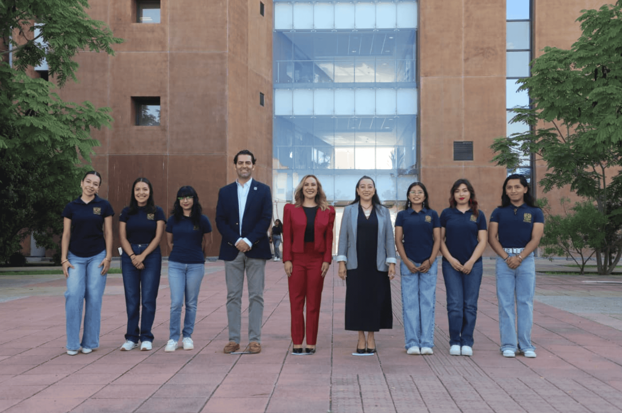 Autoridades y estudiantes en la inauguración del Laboratorio de Turismo y Desarrollo Sostenible en G.